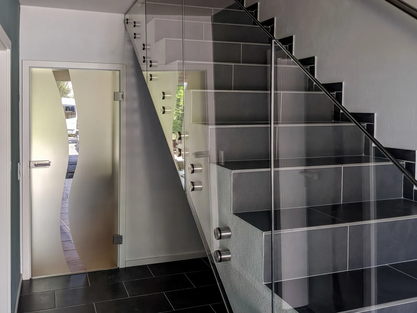 Glasgeländer mit Punkthaltern an Treppe und Galerie