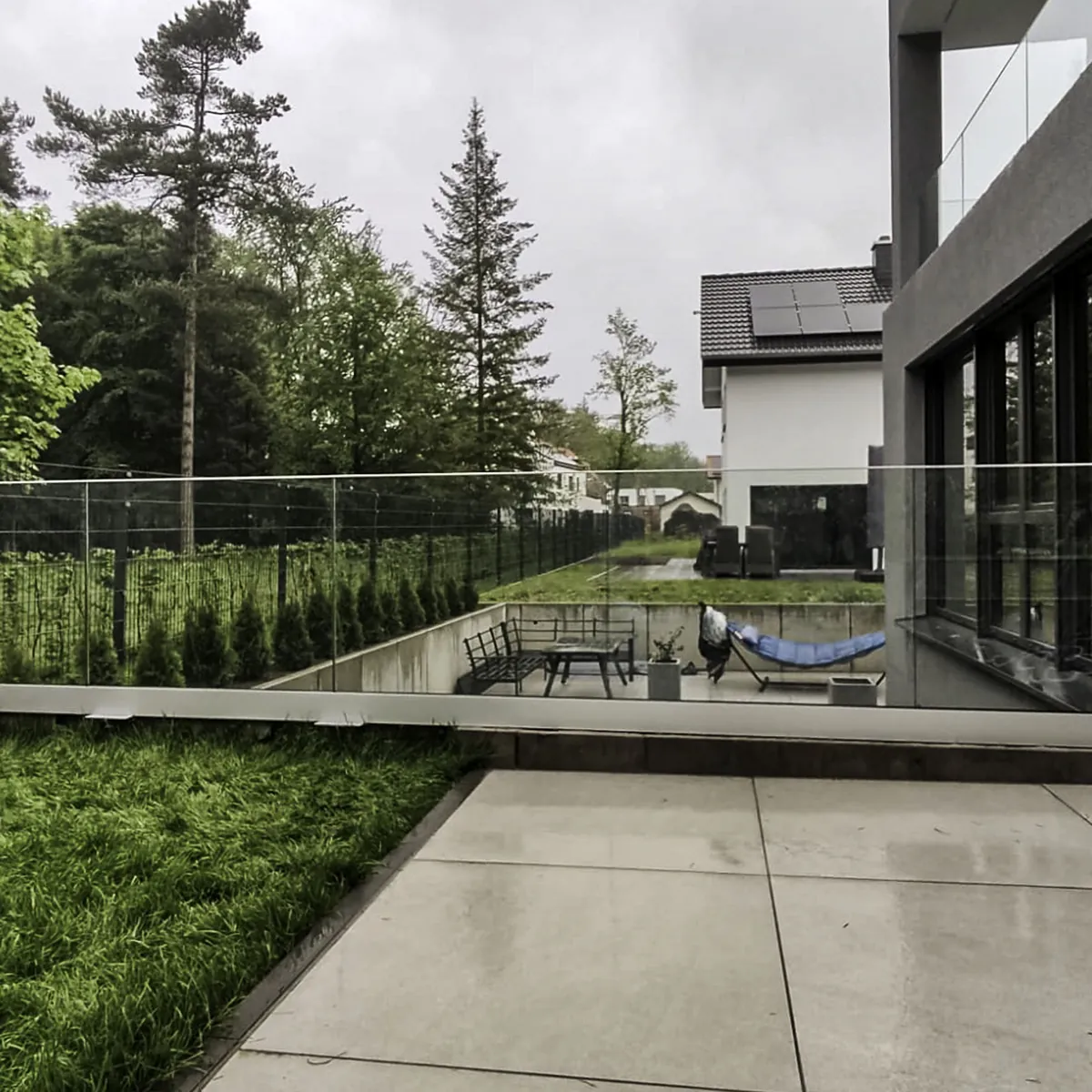 Terrasse mit Ganzglasgeländer aus Klarglas an einem modernen Haus