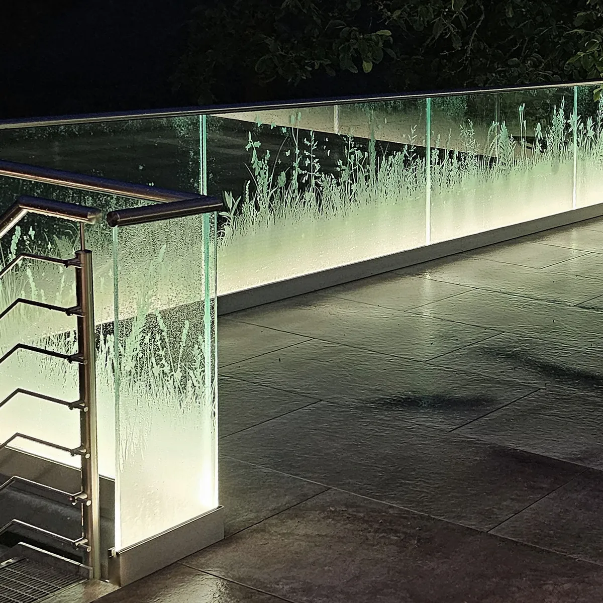Glasgeländer aus VSG-Glas mit LED-Beleuchtung und Motiv am Abend