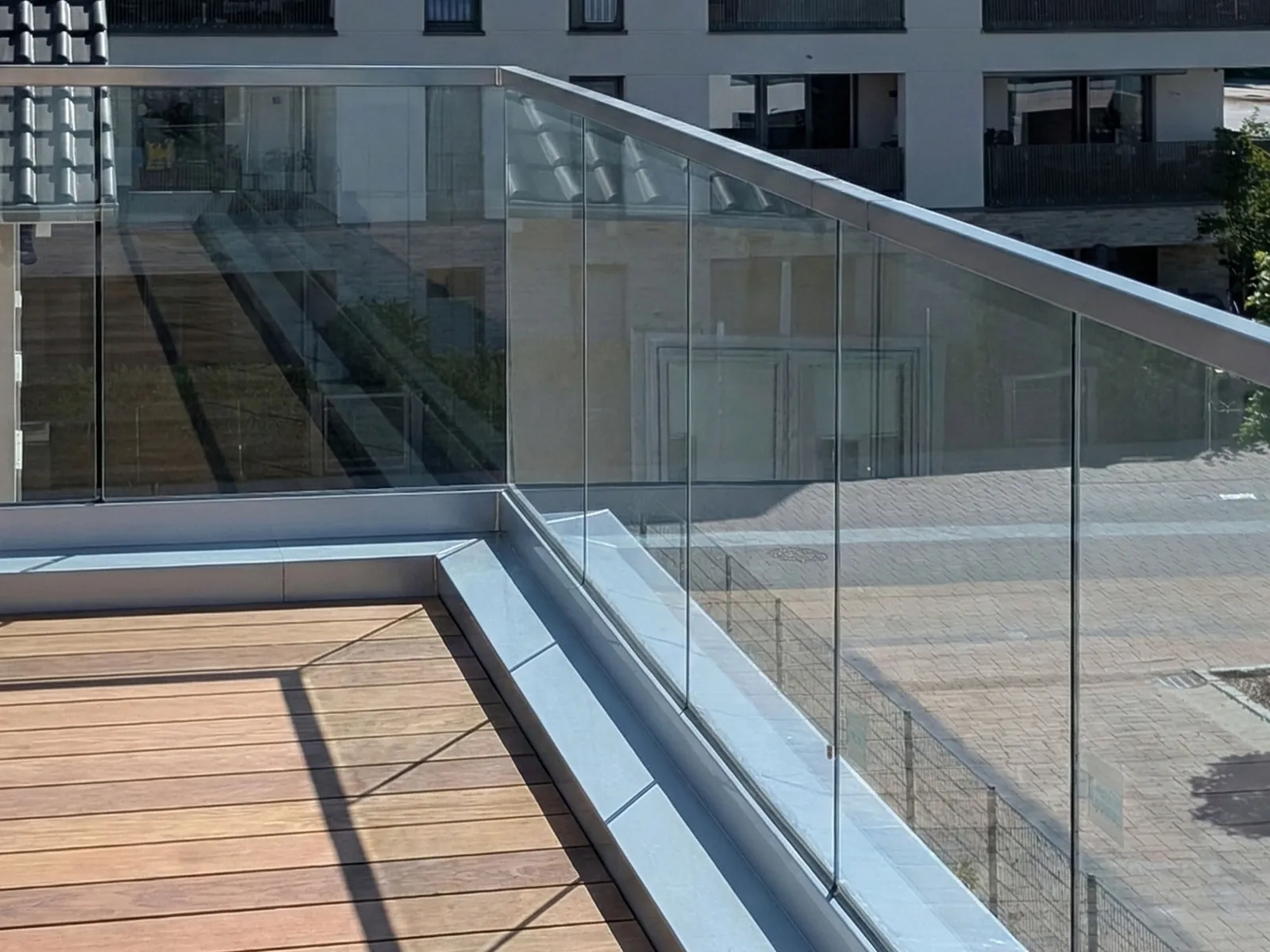 Balkon mit Glasgeländer über Eck an einer Dachterrasse