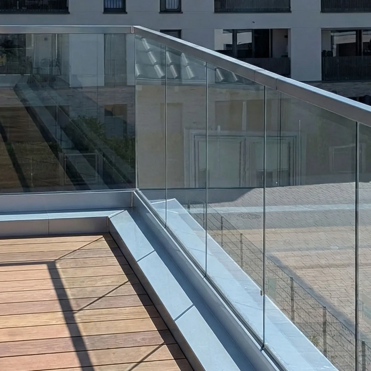 Balkon mit Glasgeländer über Eck, Bodenprofil auf Holzboden
