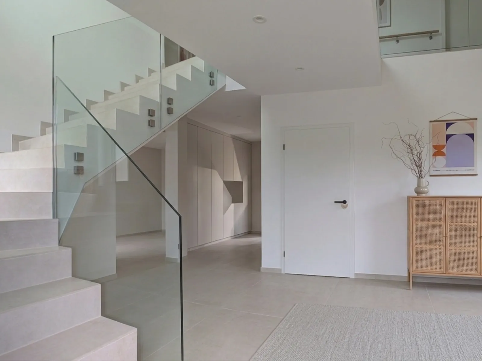 Treppengeländer aus Glas mit Punkthaltern im Treppenhaus