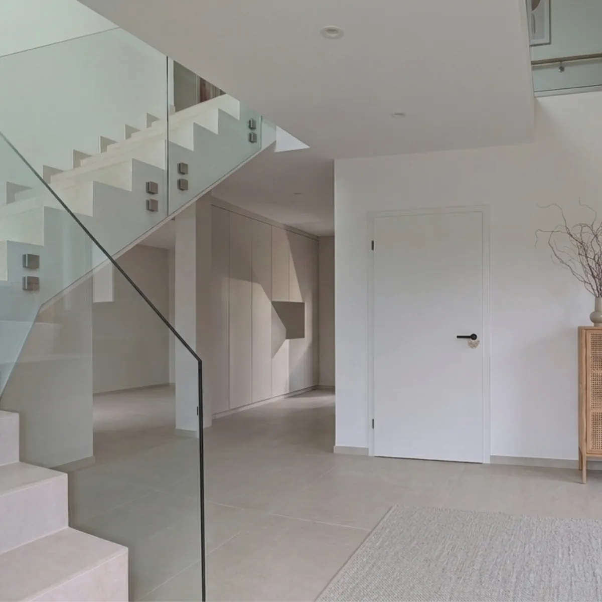 Glas-Punkthalter aus Edelstahl an einer Treppe mit Glasgeländer