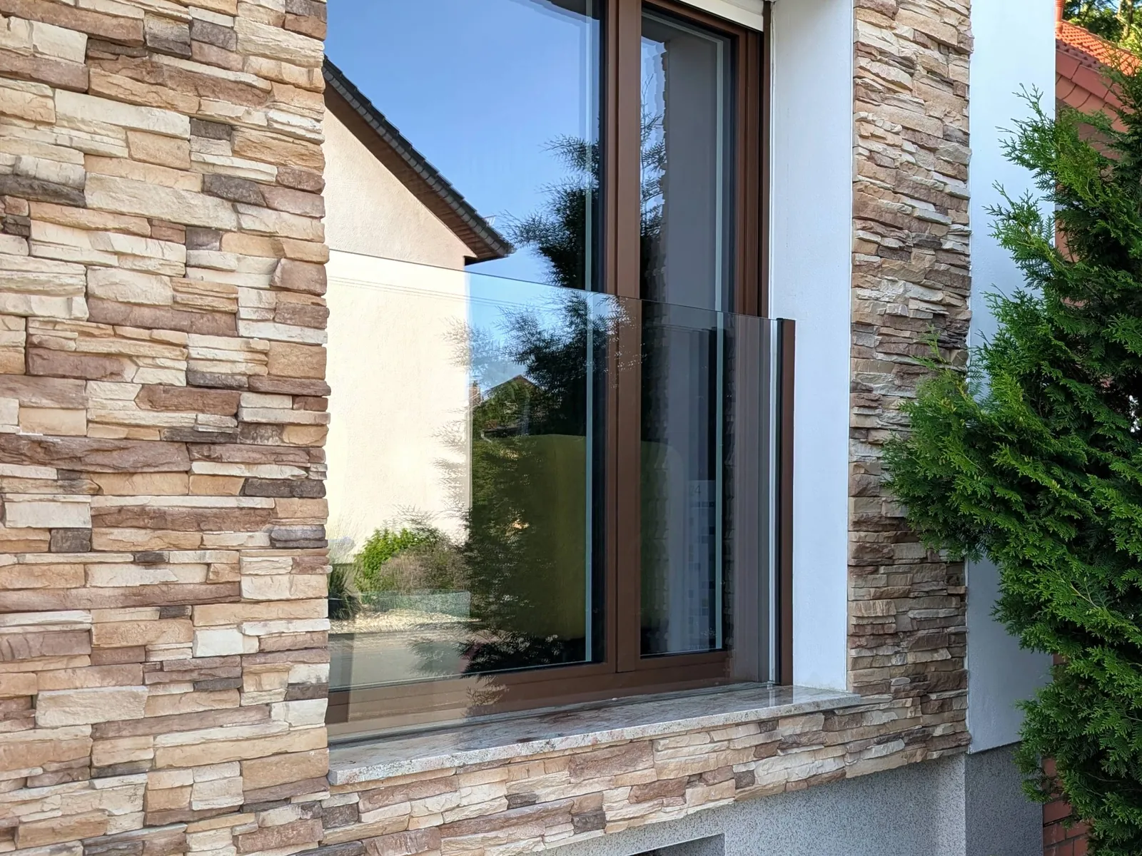 Französischer Balkon aus Glas vor einem bodentiefen Fenster