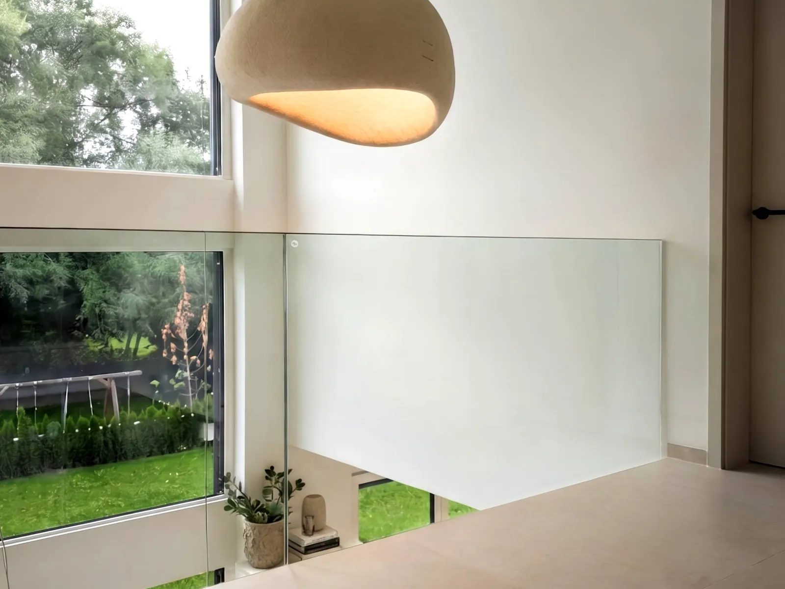Galerie mit Glasgeländer aus Weiß-Matt-Glas