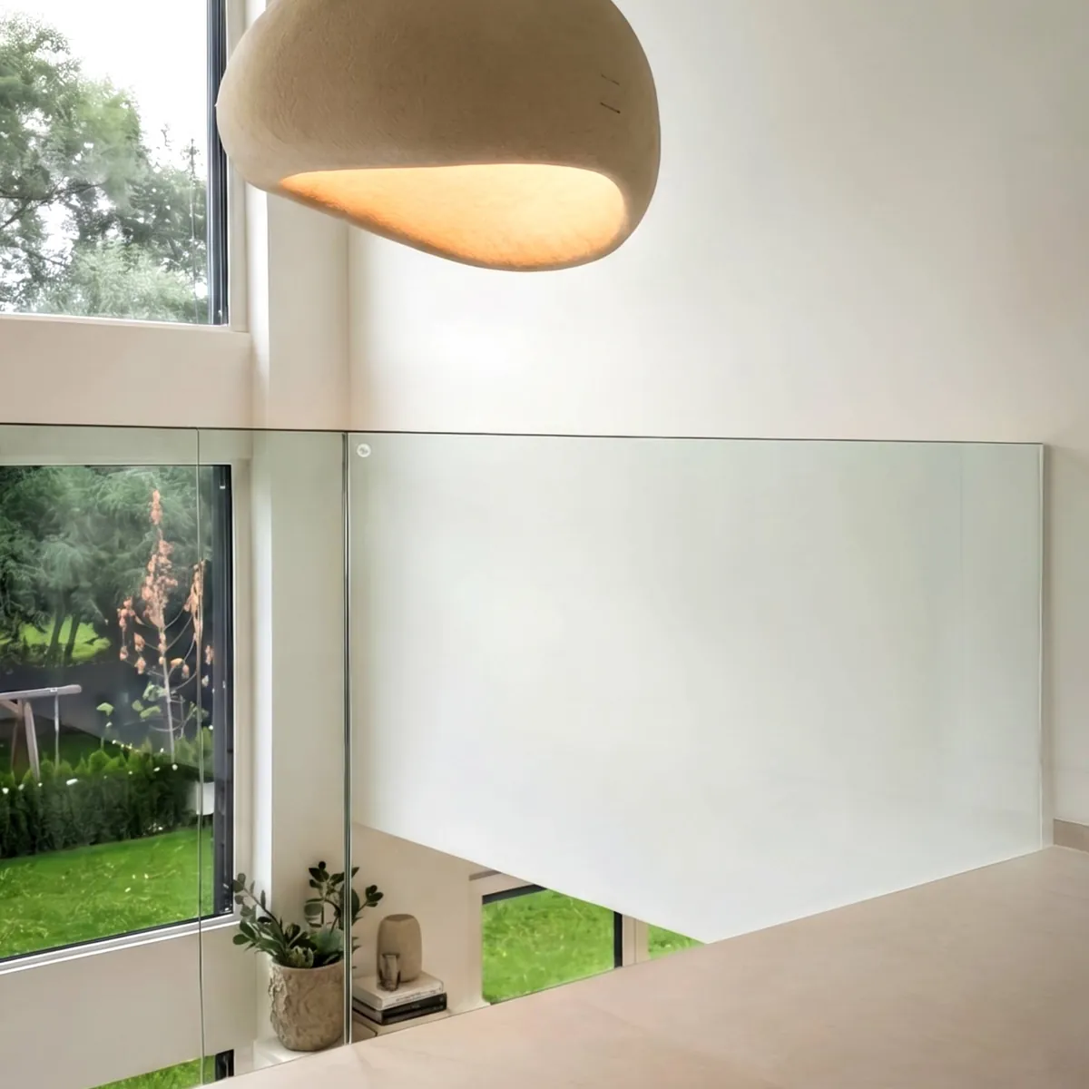 Galerie im Haus mit Glasgeländer aus Weiß-Matt-Glas