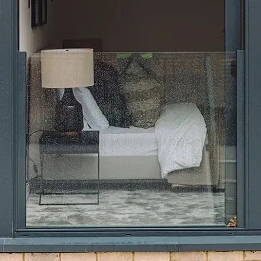 Französischer Balkon aus Glas vor einem Schlafzimmerfenster