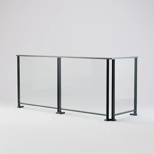 Pfostengeländer aus Aluminium mit Glasfüllung und Handlauf