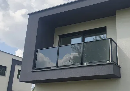 Balkon mit Pfostengeländer aus Aluminium und Glas