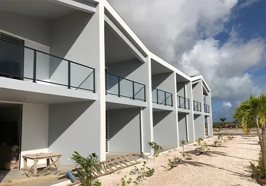 Reihenhäuser mit Pfostengeländern aus Aluminium und Glas