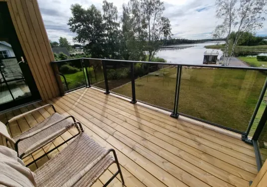 Terrasse am See mit Pfostengeländer aus Glas